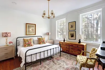 Image de The Jones Street Parlor | Historic Retreat