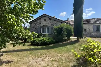 Image de Gîte L'Arc-en-Ciel : Grande Maison de Charme avec Cheminée Centrale