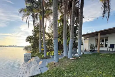 Image de Lakeside Bungalow near Tarpon Springs that brings peaceful, tropical vibes.