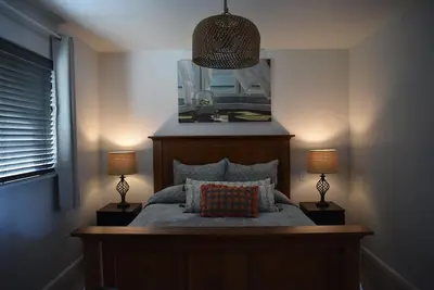 Image de The Blue Bird A Luxury Lovely Cottage with Deck and Peek a Boo Views of Ocean