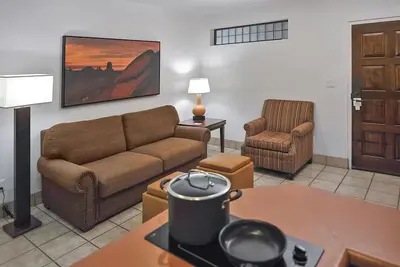 Image de Active Courtyard Retreat w/ Mini Golf, Sports Courts & Spa l 2 Spacious 1br Unit