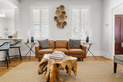 Image de Spring St 2 Bedroom - 3 Blocks to King Street