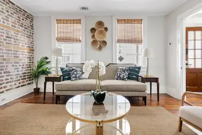 Image de 3br Historic Spring St Gem | Walk to King Street