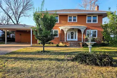 Image de Grand Heritage Home: 4 Bedroom, 3 Bath, Steps from Lake Carlsbad