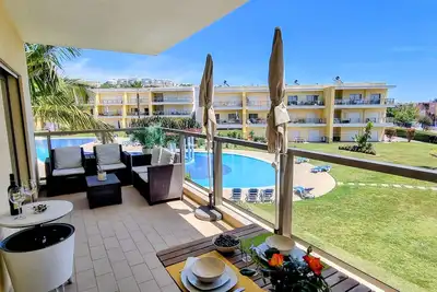Image de Charmant et Chaleureux Appart avec Terrasse vue piscine à 2 pas de la Marina