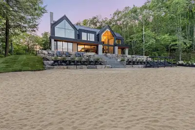 Image de Lake Joseph Beach house - Bringing the Caribbean to Muskoka