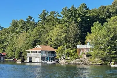 Image de 6 bed 4 bath cottage on Lake Joseph