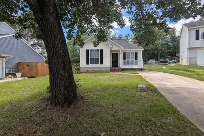 Image de Comfortable, fully furnished private bedroom.