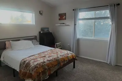 Image de 3 bedroom house in downtown Homer with view of water