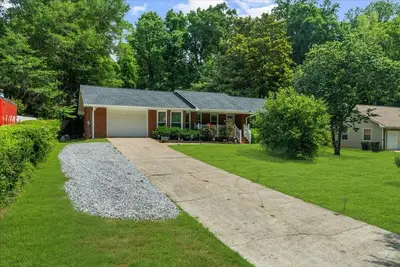 Image de Cozy Pet-Friendly Backyard Oasis