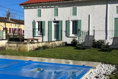 Image de Gîte ensoleillé 4 étoiles avec piscine, un havre de paix idéal pour familles!