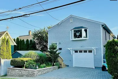 Image de Spacious 3 Bedroom, 2  Bath Home Steps From the Water & Local Hotspots