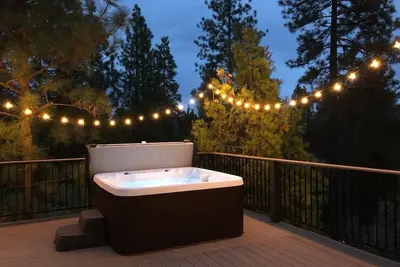 Image de Large Deck • Spa • Games • Vaulted Ceiling Cabin near Yosemite