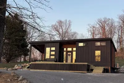 Image de Tjs Lake Getaway is a cozy and welcoming retreat within a mile from Lake Barkley