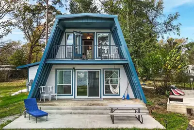 Image de Leave it all behind and relax at Little Ladies Lake House.