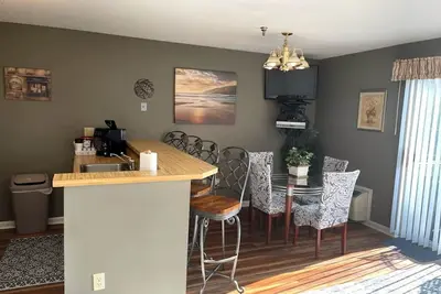 Image de 2 Brm/2 bath, Lake Views, Pool w/grills, concerts!