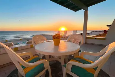 Image de Cozy & Colorful Beachfront Condo | Las Olas I 28