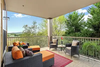 Image de Lovely Villa in the Hollows, Lake View, 4 Pools