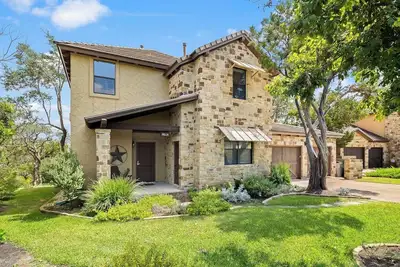 Image de Amazing 4 bdrm Home in Hollows-Stunning Lake Views