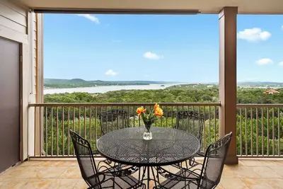 Image de Gorgeous Villa in Hollows - Stunning Views / Pools
