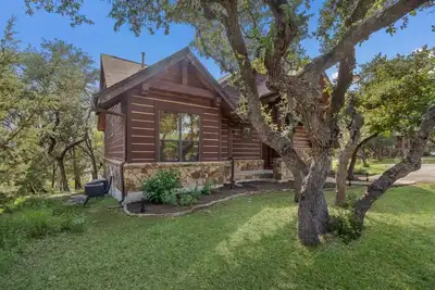 Image de Twisted Oaks - Lake Haus (Hollows Resort)