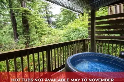 Image de 1 Bedroom B - Cozy Cottage with Forest View and Seasonal Hot Tub/Walking Distance to Beaches