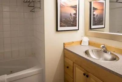 Image de 1 Bedroom F - Cozy Two Story Cottage with Seasonal Hot Tub and Walking Distance To Two Beaches