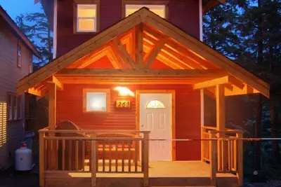 Image de 2 Bedroom F - Cozy Two Level Waterfront Cottage with Seasonal Hot Tub/Walking Distance to Beaches