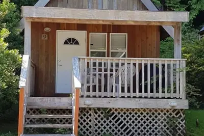 Studio B - Cozy Cottage Walking Distance to Two Beaches