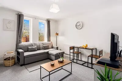 Image de 2 bed/Sleeps 5/Free Parking/Ps4/KingBed/Wifi/Long stay perks/ Next to Christie’s