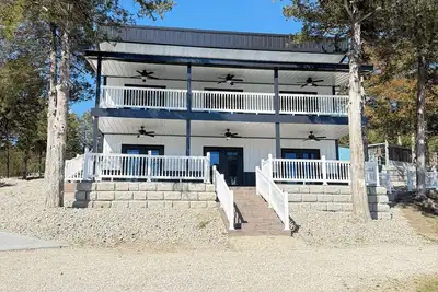 Image de Marvelous New 5-bedroom tiny house with Ac in charming Roach on the water