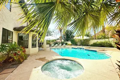 Image de 5 bedroom house in Val Vista Lakes with large yard