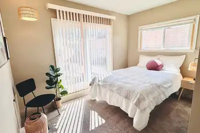 Image de Sunny Midtown Oasis: Huge Yard, Firepit, & Bbq