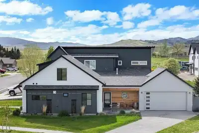 Image de Cozy, modern house, quiet neighborhood, with mountain view