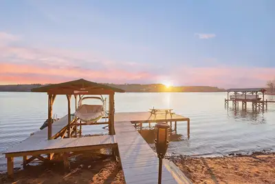 Image de Private Dock & Game Rm: Lake Home w/ Fire Pit
