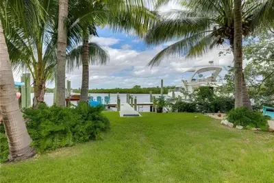 Image de Waterfront • Pool • Hot Tub • Firepit