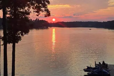 Image de Masters Week Lake home with amazing sunset views in Greensboro