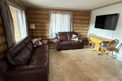 Image de Cozy Log Cabin Upper Unit with Deck – Great access to Atlin, trails and beach!