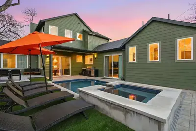 Image de Luxury 5br w/ Pool & Spa Near SoCo & Downtown