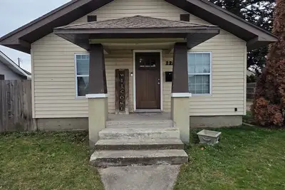 Image de Family-Friendly Spacious Home • Short Drive to Downtown