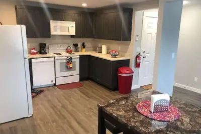 Image de 3143 Dover #3 · Modern Apartment High End Finishes & Washer/Dryer In-unit.