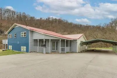 Image de Rural Group Getaway w/ Creek Access in Berryville!