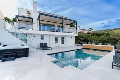 Image de Villa climatisée avec piscine et bain à remous