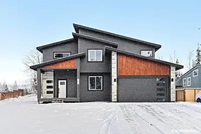 Image de Luxury home w/ Private Hot Tub. Mins from skiing, hiking, and Mtn biking trails.