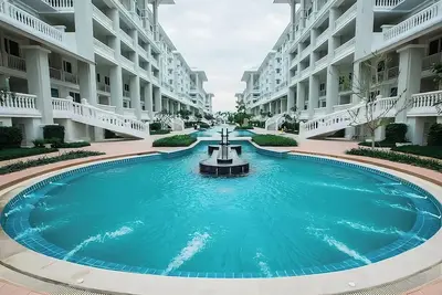 Image de Condo moderne de 2 chambres avec vue sur l'océan et la piscine à Cha-am