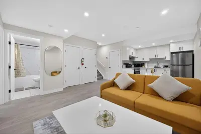Image de 2 Bed | Mins to Airport | Modern Suite