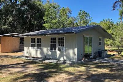 Image de Donkey Song Cottage located in peaceful Keystone Heights on a private house farm