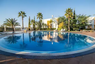 Image de Spacieuse maison familiale 3 chambres avec terrasse et piscine