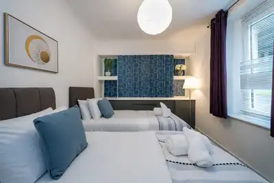 Image de 4-Bed Swansea Home | Ideal for Contractors & Groups