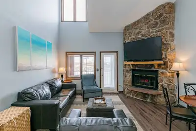 Image de 643 Silvercreek Inn Condo The Escape Studio loft private balcony with views